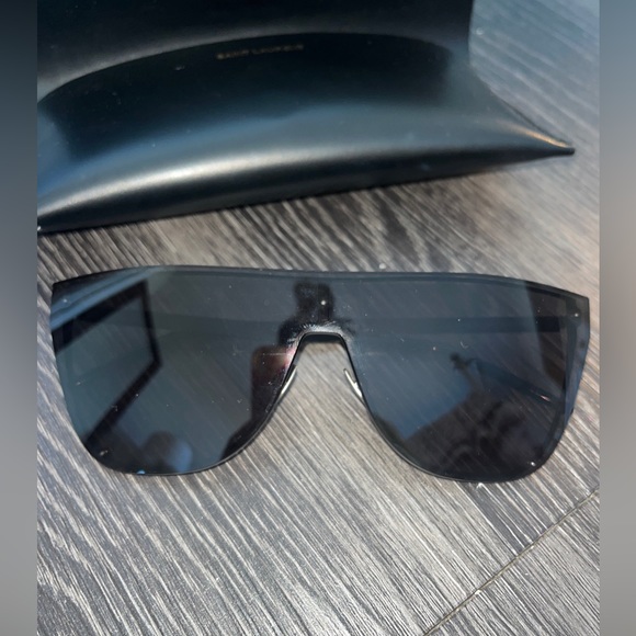 Saint Laurent Women’s sunglasses - Picture 2 of 6